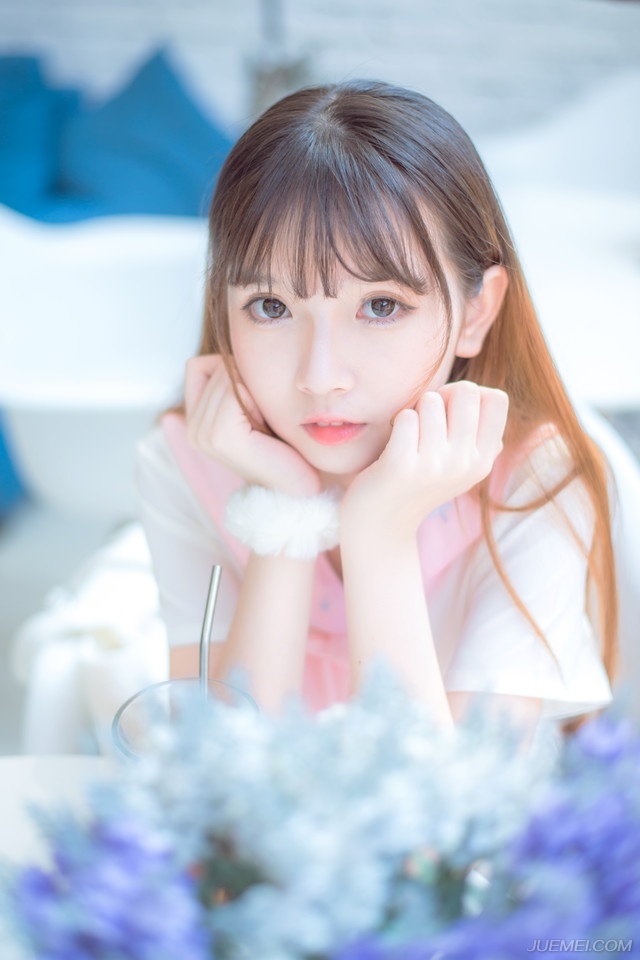 刘璋也跟着从里面出来，闻言脸色不禁一黑，任谁被以前的手下指着鼻子骂心里面也不会好受，当下皱眉怒道：“叛主之贼，我自问待你不薄，就算政略有误，如今益州已破，你为何还要纠缠不休？”
